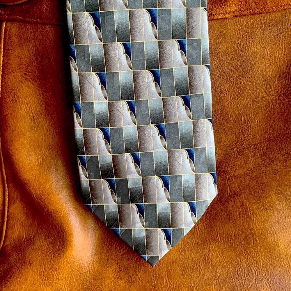 Pierre Cardin 100% Silk Tie 59" EUC Geometric Abstract Wave design 59"